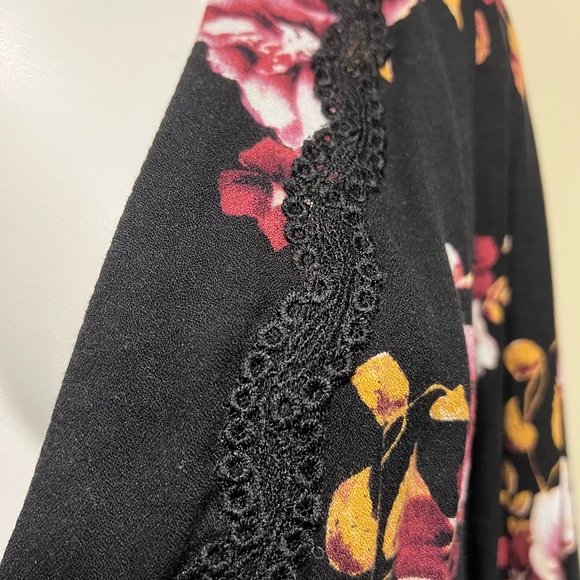 Black floral blouse with lace trim and V-neck - Size S - Picture 6 of 11